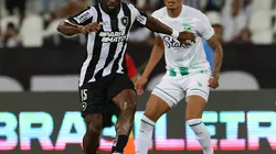 Bastos, jogador do Botafogo durante jogada no Brasileirao 2024 contra o Juventude pelo Brasileirão 2024