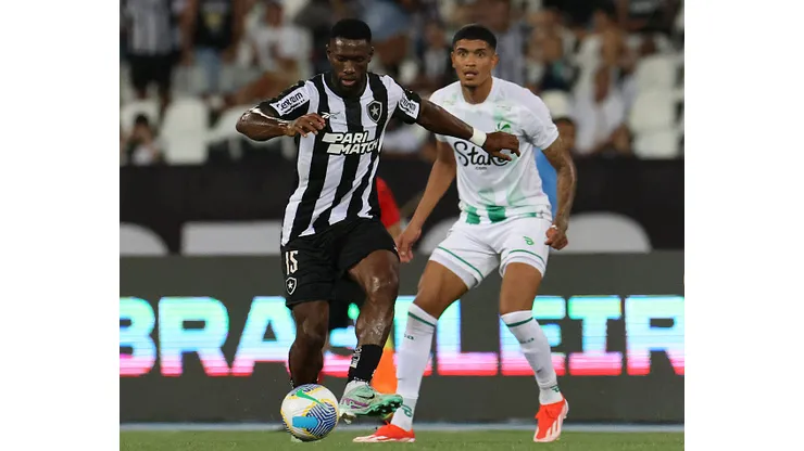 Bastos, jogador do Botafogo durante jogada no Brasileirao 2024 contra o Juventude pelo Brasileirão 2024