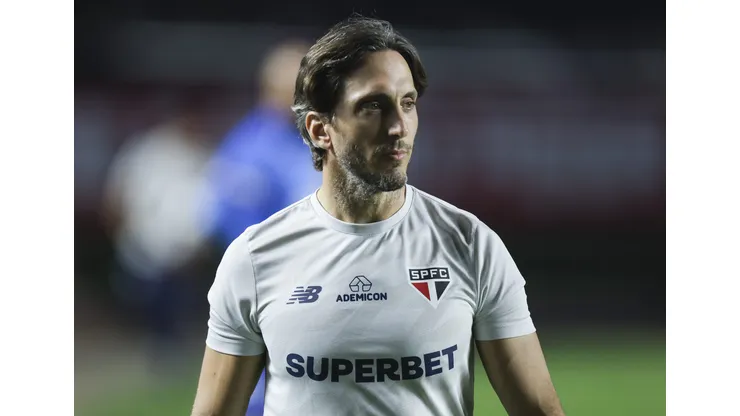 SAO PAULO, BRAZIL - APRIL 29: Head coach Luis Zubeldia of Sao Paulo looks on during a match between Sao Paulo and Palmeiras as part of Brasileirao Series A at Morumbi Stadium on April 29, 2024 in Sao Paulo, Brazil. (Photo by Alexandre Schneider/Getty Images)