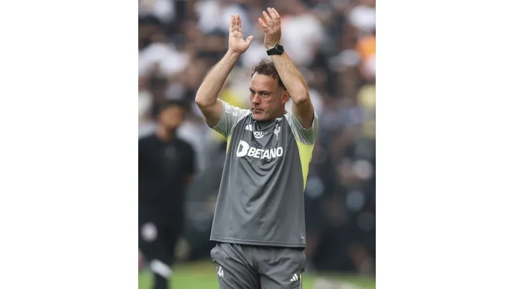 SAO PAULO, BRAZIL - APRIL 14: Gabriel Milito, head coach of Atletico MG gestures during a match between Corinthians and Atletico MG as part of Brasileirao Series A at Neo Quimica Arena on April 14, 2024 in Sao Paulo, Brazil. (Photo by Alexandre Schneider/Getty Images)