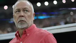 Mano Menezes, técnico da equipe carioca, observa o jogo entre Fluminense e Palmeiras do Brasileirao 2024 no Maracanã