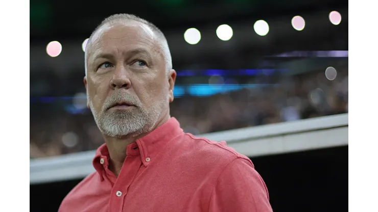 Mano Menezes, técnico da equipe carioca, observa o jogo entre Fluminense e Palmeiras do Brasileirao 2024 no Maracanã