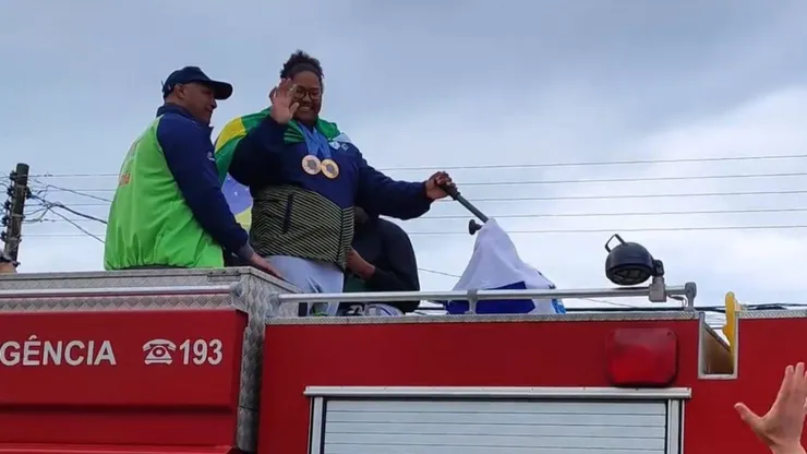 Beatriz Souza em carreata feita em sua homenagem em Peruíbe - Foto: Instagram