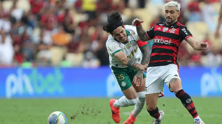 Flamengo e Palmeiras se enfrentando no Maracanã.