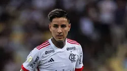 Pulgar durante jogo do Fla. Volante escapou de expulsão.