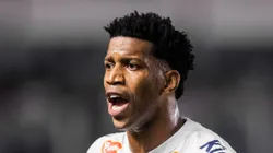 Gil durante partida contra o Sport na Vila Belmiro. Defensor retorna na próxima rodada da Série B.