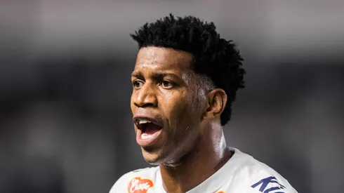 Gil durante partida contra o Sport na Vila Belmiro. Defensor retorna na próxima rodada da Série B.