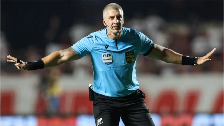 Foto: Alexandre Schneider/Getty Images - Daronco apitando partida do Brasileirão.