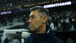 Pedro Caixinha durante a partida na Neo Química Arena. Foto: Marco Miatelo/AGIF