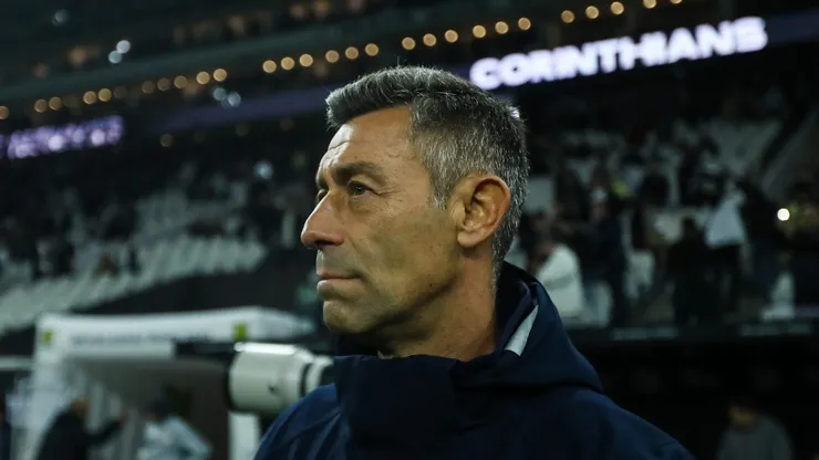 Pedro Caixinha durante a partida na Neo Química Arena. Foto: Marco Miatelo/AGIF