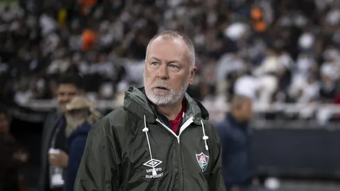 Mano Menezes dispara contra gol de Vegetti. Foto: Jorge Rodrigues/AGIF