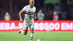 Lucas Moura, atacante do São Paulo controlando a bola durante partida diante do Cruzeiro pelo Brasileirão- Serie A 2024 no Morumbi em São Paulo