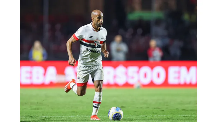 Lucas Moura, atacante do São Paulo controlando a bola durante partida diante do Cruzeiro pelo Brasileirão- Serie A 2024 no Morumbi em São Paulo