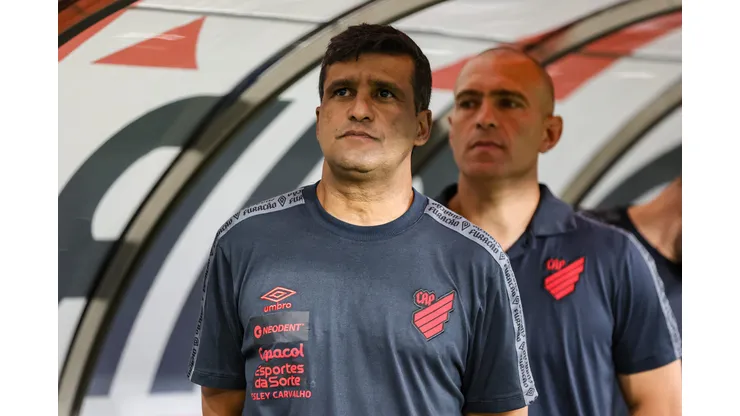 Wesley Carvalho ex-tecnico do Athletico-PR durante partida contra o Cruzeiro no Mineirao pelo campeonato Brasileiro A 2023.