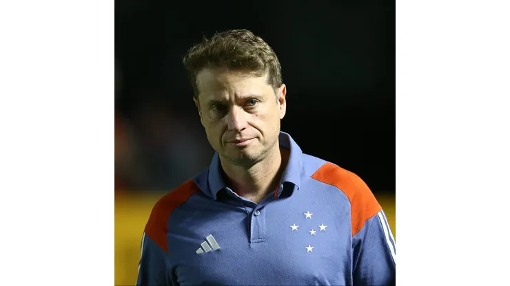 RIO DE JANEIRO, BRAZIL - JUNE 16: Coach Fernando Seabra of Cruzeiro looks on prior to the match between Vasco da Gama and Cruzeiro as part of Brasileirao 2024 at Sao Januario Stadium on June 16, 2024 in Rio de Janeiro, Brazil. (Photo by Wagner Meier/Getty Images)