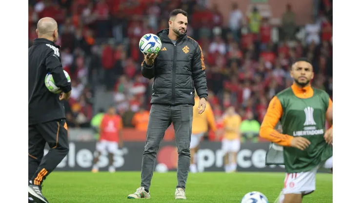 Magrão, diretor esportivo do Internacional durante treinamento do elenco colorado - 2023