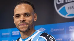 Braithwaite sendo apresentado no Grêmio.