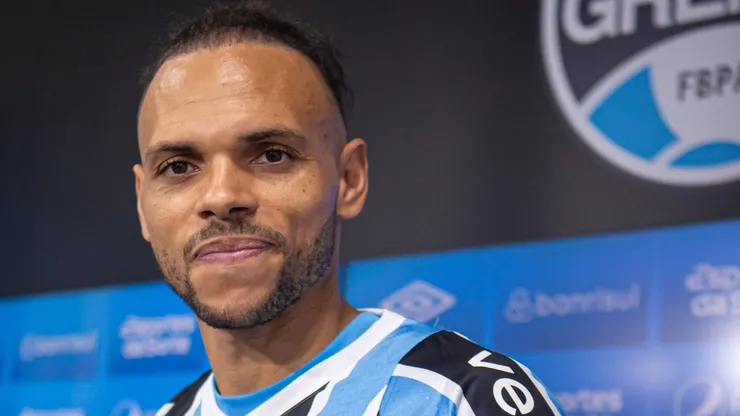 Braithwaite sendo apresentado no Grêmio.