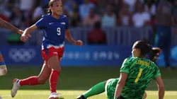 Goleira do Brasil e atacante do EUA durante gol do time americano. (Foto de Robert Cianflone/Getty Images)