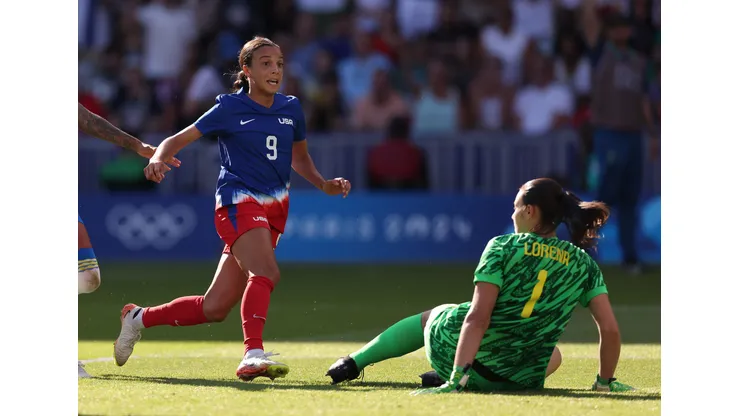 Goleira do Brasil e atacante do EUA durante gol do time americano. (Foto de Robert Cianflone/Getty Images)