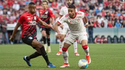 Internacional x Athletico pelo Brasileirão 2024 terá transmissão ao vivo neste domingo pelo site Bolavip Brasil. Foto: Thiago Vasconcelos Dos Santos/AGIF