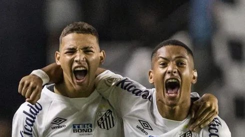 Deivid Washington e Ângelo Gabriel durante jogo do Peixe. Dupla está na Europa.