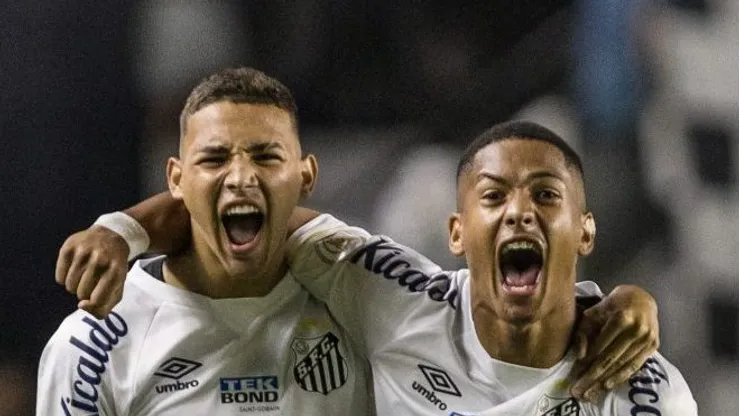 Deivid Washington e Ângelo Gabriel durante jogo do Peixe. Dupla está na Europa.