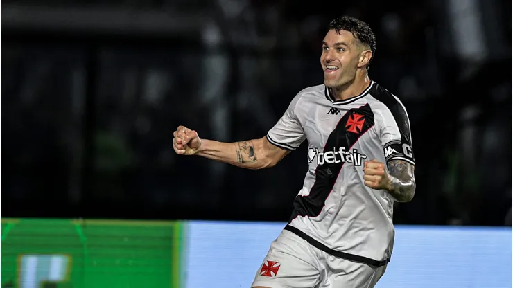 Vegetti comemorando gol do Vasco na Copa do Brasil 2024