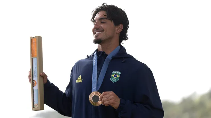 Gabriel Medina durante o pódio nas Olimpíadas de Paris 2024 - Foto: Sean M. Haffey/Ed Sloane/Getty Images