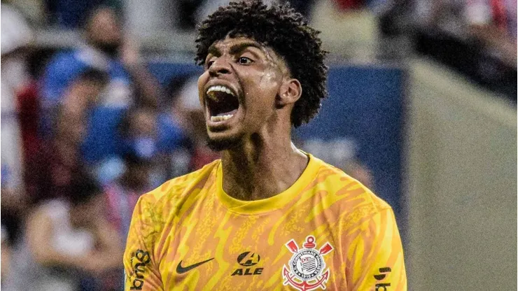 Hugo Souza comemorando durante partida entre Bahia e Corinthians, na Fonte Nova, pelo Campeonato Brasileiro, no dia 21/07/2024. Foto: Rafael Falcao/Pera Photo Press