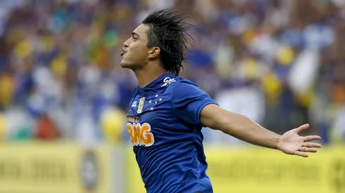 BELO HORIZONTE, BRAZIL - DECEMBER 07: Marcelo Moreno #18 of Cruzeiro celebrates a scored goal against Fluminense during a match between Cruzeiro and Fluminense as part of Brasileirao Series A 2014 at Mineirao Stadium on December 07, 2014 in Belo Horizonte, Brazil. (Photo by Washington Alves/Getty Images)