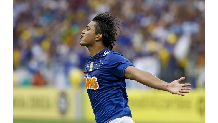 BELO HORIZONTE, BRAZIL - DECEMBER 07: Marcelo Moreno #18 of Cruzeiro celebrates a scored goal against Fluminense during a match between Cruzeiro and Fluminense as part of Brasileirao Series A 2014 at Mineirao Stadium on December 07, 2014 in Belo Horizonte, Brazil. (Photo by Washington Alves/Getty Images)