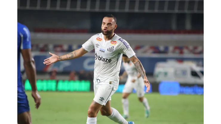 Guilherme jogador do Santos comemora seu gol durante partida contra o Paysandu. Foto: Fernando Torres/AGIF