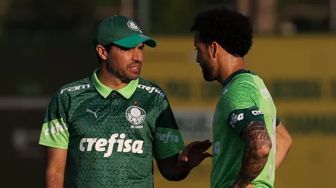 O técnico Abel Ferreira e o jogador Felipe Anderson (D), da SE Palmeiras, durante treinamento, na Academia de Futebol. (Foto: Cesar Greco/Palmeiras/by Canon)