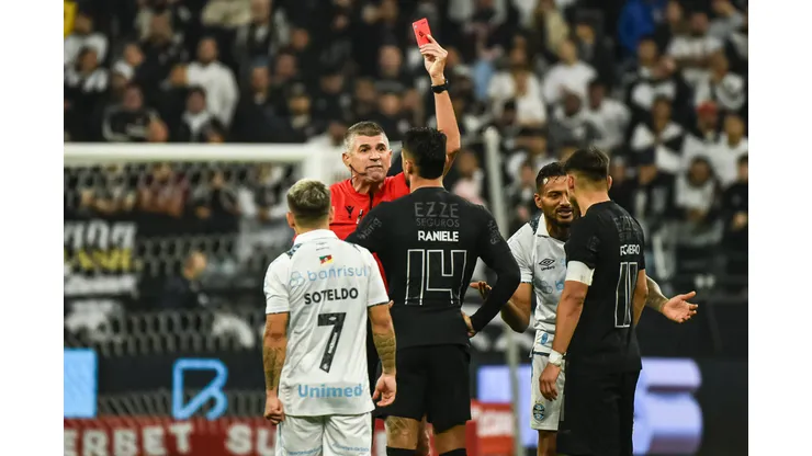 Raniele foi expulso no Corinthians