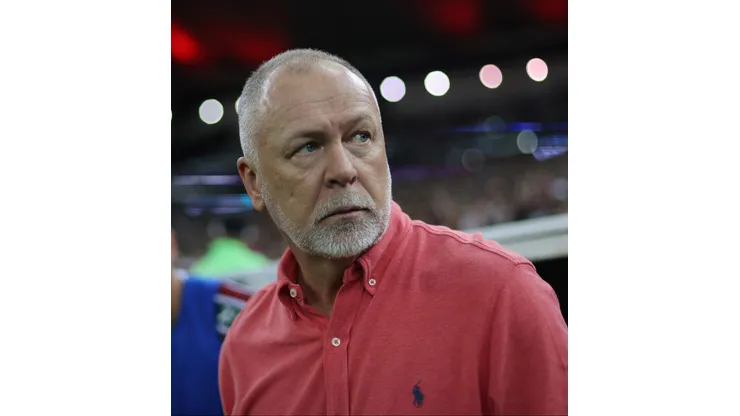 RIO DE JANEIRO, BRAZIL - JULY 24: Head coach Mano Menezes of Fluminense looks on prior to the match between Fluminense and Palmeiras as part of Brasileirao 2024 at Maracana Stadium on July 24, 2024 in Rio de Janeiro, Brazil. (Photo by Wagner Meier/Getty Images)
