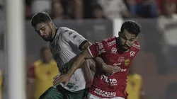 Alesson jogador do Vila Nova-GO disputa lance com Rayan jogador do Guarani durante partida no estadio Onesio Brasileiro Alvarenga pelo campeonato Brasileiro B 2024. Foto: Heber Gomes/AGIF