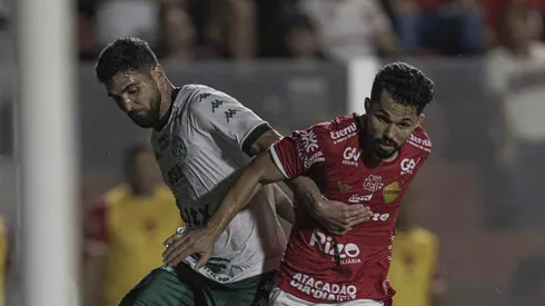 Alesson jogador do Vila Nova-GO disputa lance com Rayan jogador do Guarani durante partida no estadio Onesio Brasileiro Alvarenga pelo campeonato Brasileiro B 2024. Foto: Heber Gomes/AGIF