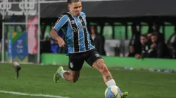 Soteldo, do Grêmio, em ação pela Copa do Brasil (Foto: Robson Mafra/AGIF)