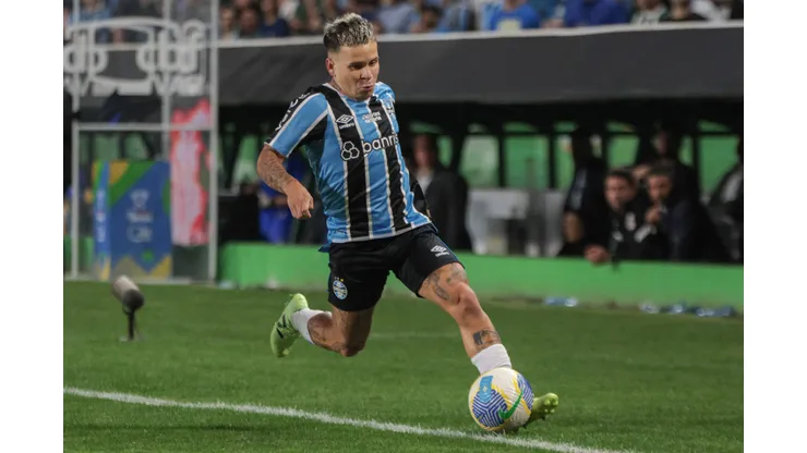 Soteldo, do Grêmio, em ação pela Copa do Brasil (Foto: Robson Mafra/AGIF)
