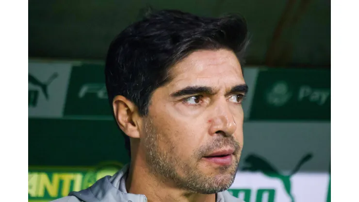 Abel vai pensar no time titular do Palmeiras contra Flamengo sem Mayke