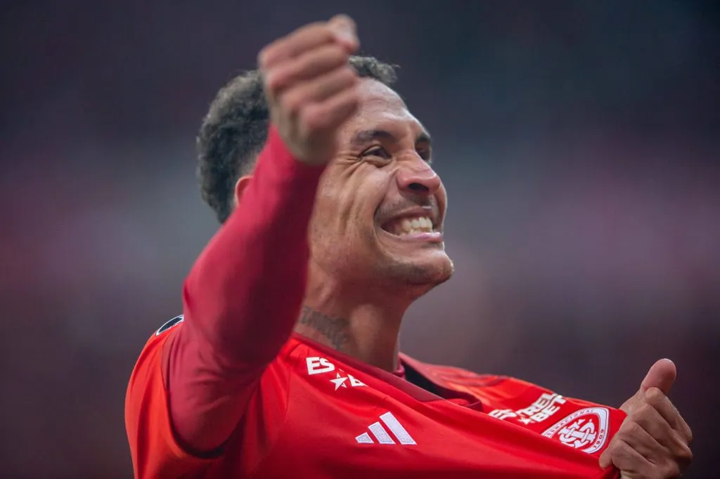 Alan Patrick comemora com camisa do Inter - Foto: IMAGO