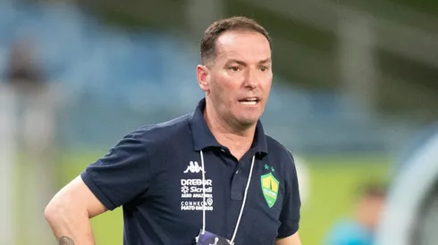 Petit em ação como treinador do Cuiabá. Foto: Gil Gomes/AGIF