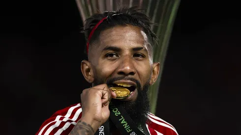 - Rodinei ex-Flamengo e vestindo a camisa do Olympiacos, onde já foi campeão