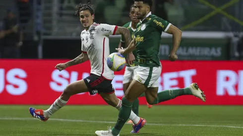SAO PAULO, BRAZIL - AUGUST 7: Pedro of Flamengo competes for the ball with Murilo of Palmeiras during the Copa do Brasil round of 16 second leg match between Palmeiras and Flamengo at Allianz Parque on August 7, 2024 in Sao Paulo, Brazil. (Photo by Ricardo Moreira/Getty Images)