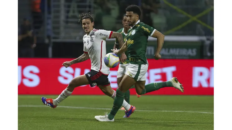 SAO PAULO, BRAZIL - AUGUST 7: Pedro of Flamengo competes for the ball with Murilo of Palmeiras during the Copa do Brasil round of 16 second leg match between Palmeiras and Flamengo at Allianz Parque on August 7, 2024 in Sao Paulo, Brazil. (Photo by Ricardo Moreira/Getty Images)