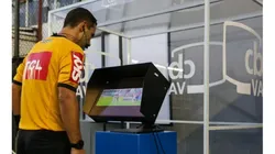 Foto: Alexandre Schneider/Getty Images - Árbitro checa o VAR durante partida do Brasileirão