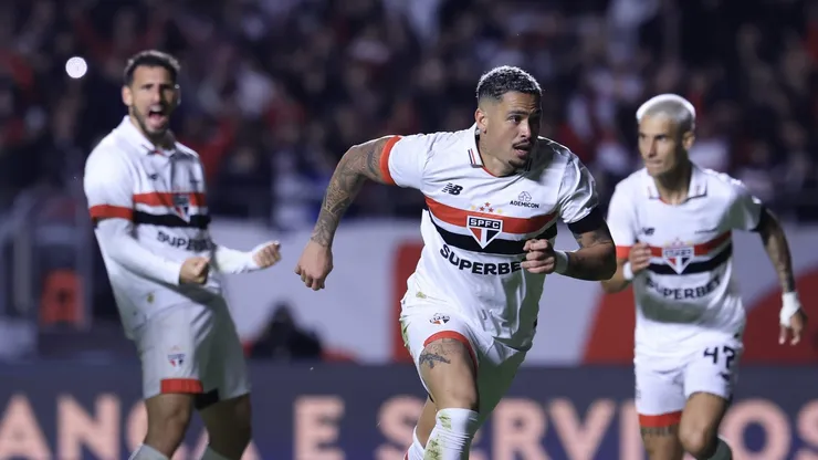 Luciano, Calleri e Ferreira comemorando no jogo de ida. Foto: Marcello Zambrana/AGIF