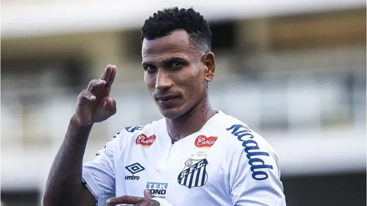 Foto: Reinaldo Campos/AGIF - Santos enfrenta o Paysandu nesta sexta-feira (9) pelo Brasileirão Série B 2024