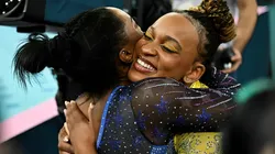 © Getty Images Simone Biles e Rebeca Andrade se abraçam durante as Olimpíadas de Paris